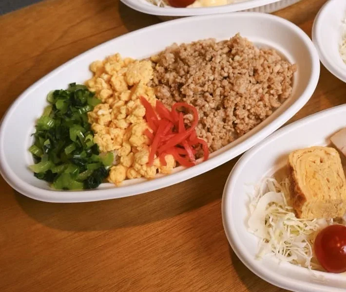 そぼろ３色丼弁当。肉そぼろ・炒り玉子・青菜を彩りよく並べた三色丼弁当