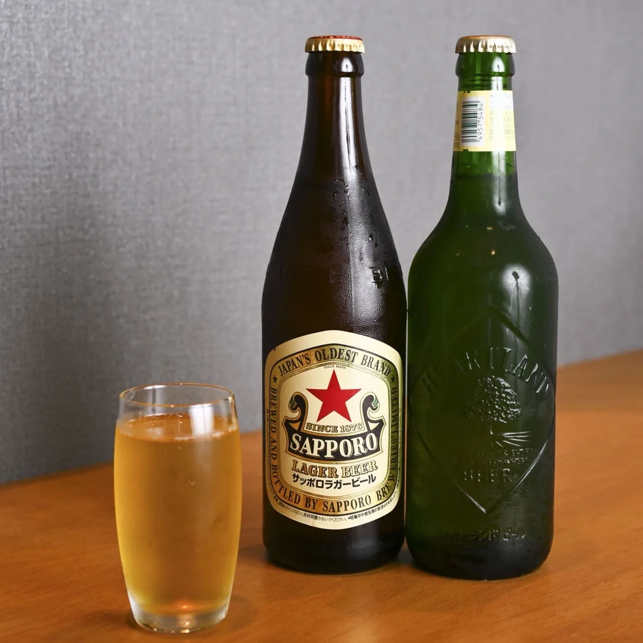 瓶ビールとグラス。二軒目の軽い一杯にも