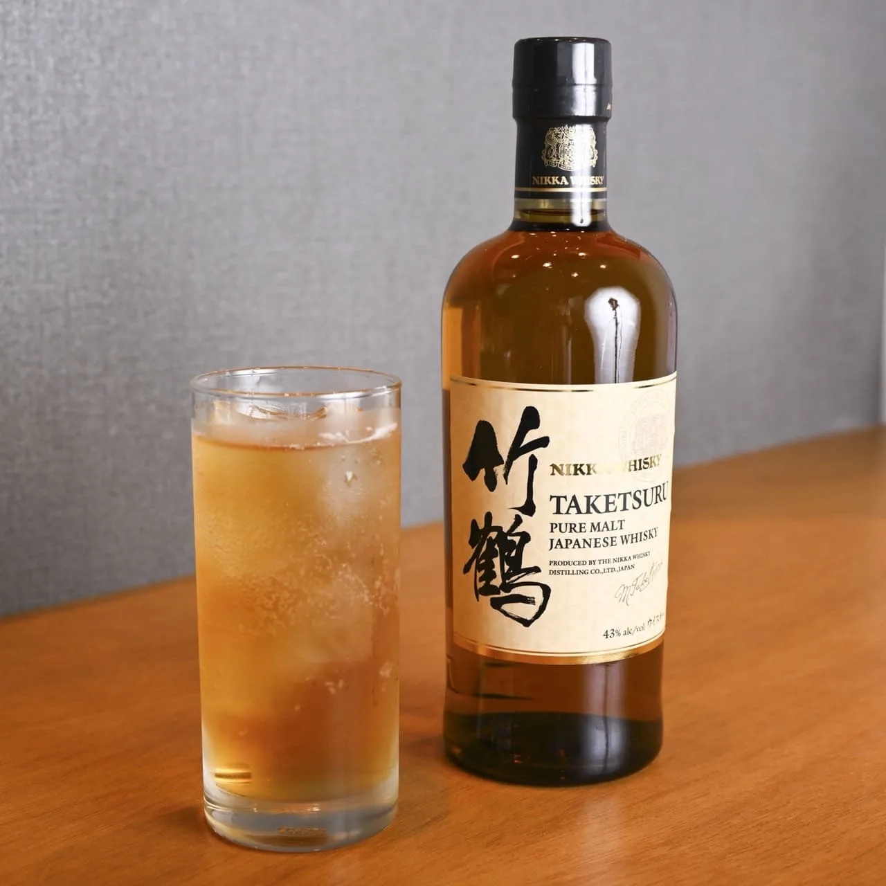 竹鶴のボトルとハイボール