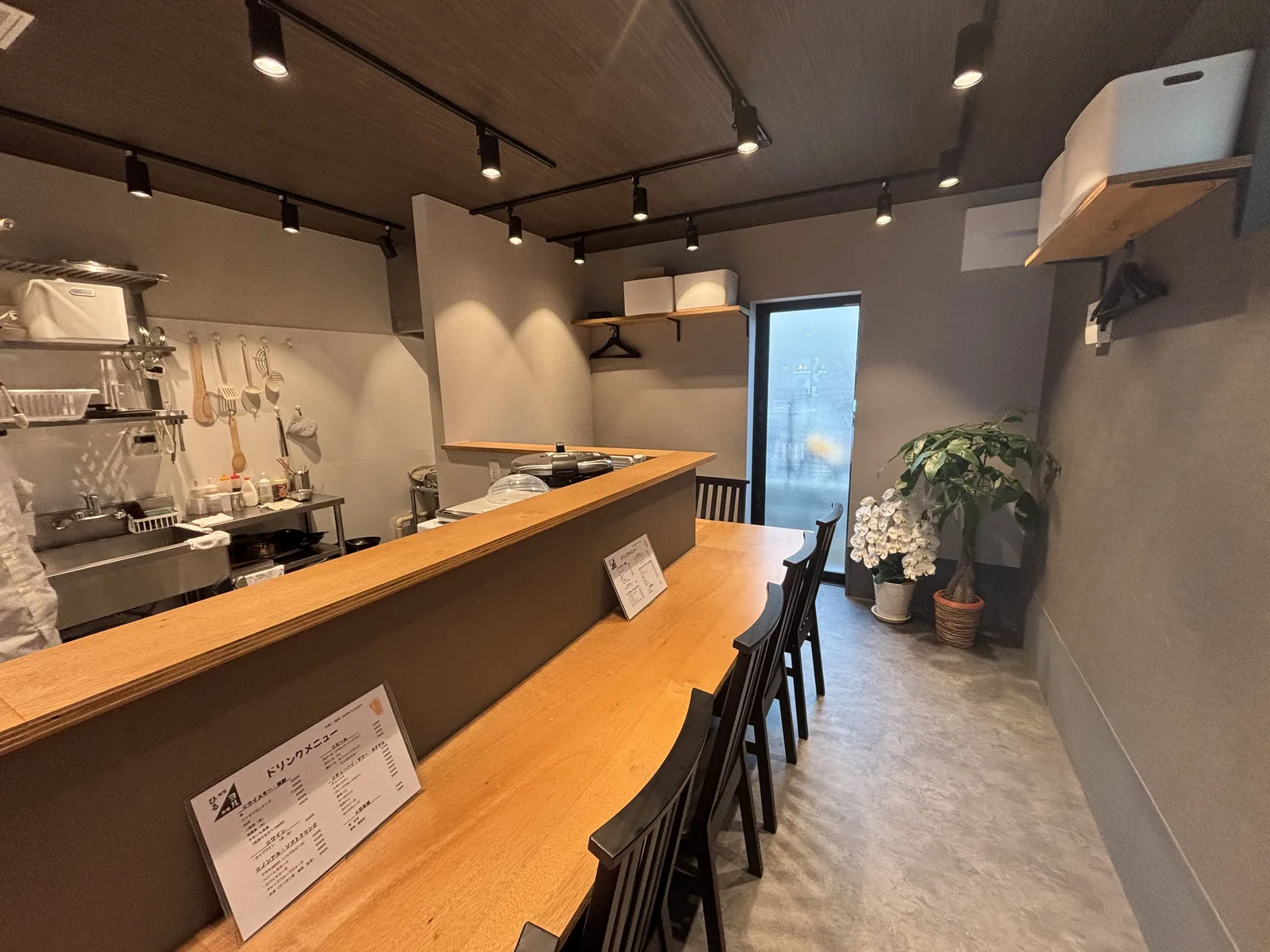 木のカウンターが続く明るい店内