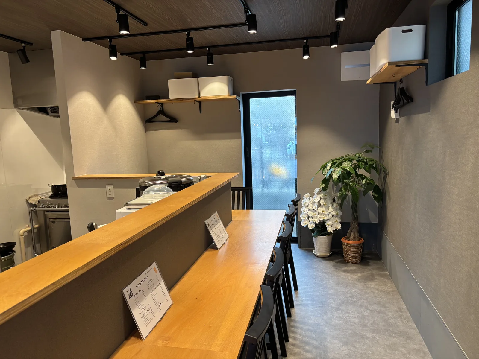白とグレー基調の店内