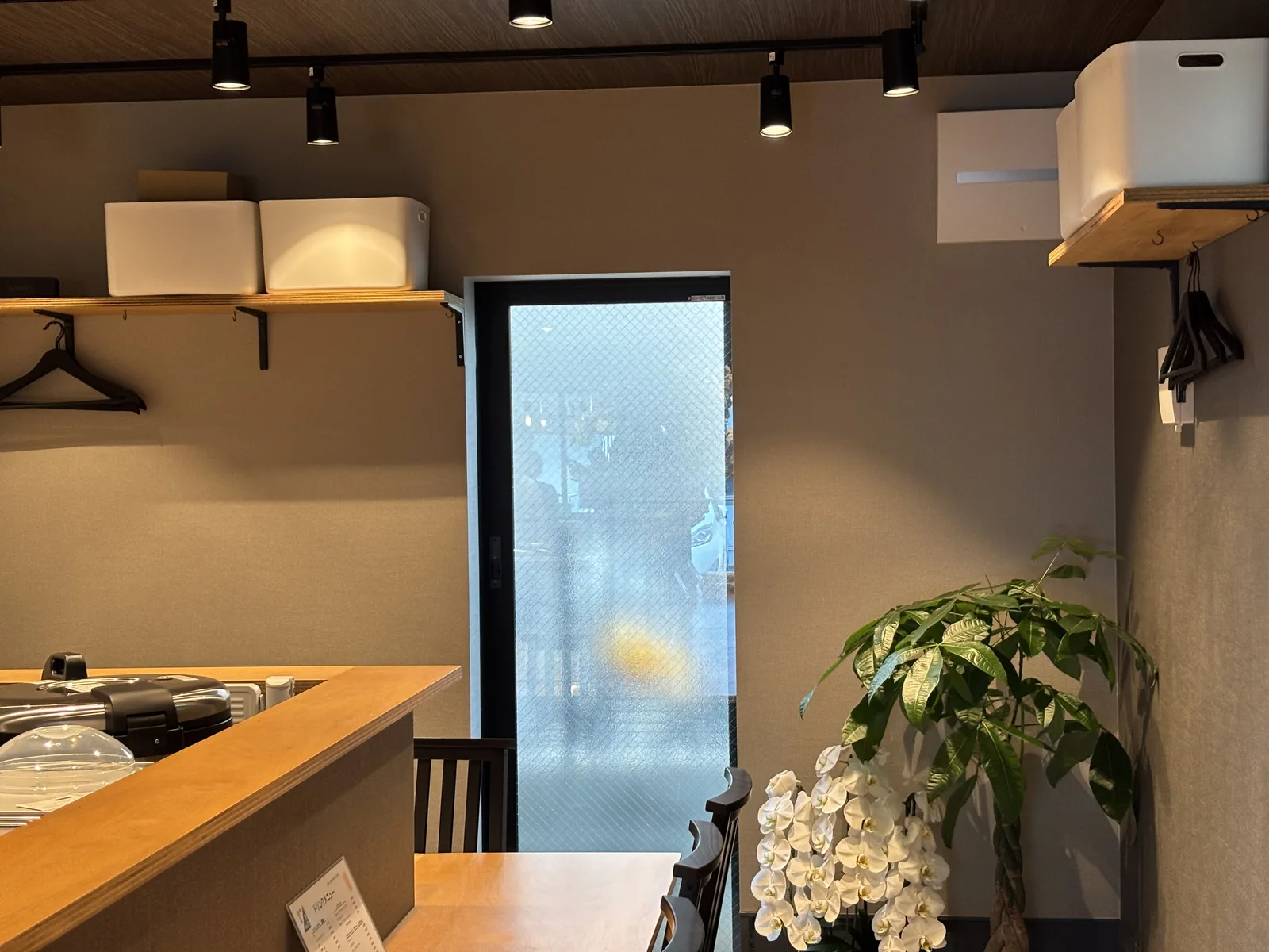 窓から光が入る白とグレー基調の店内