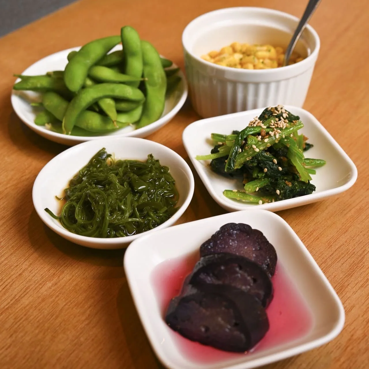枝豆やめかぶ、ナムルなどの小鉢の盛り合わせ