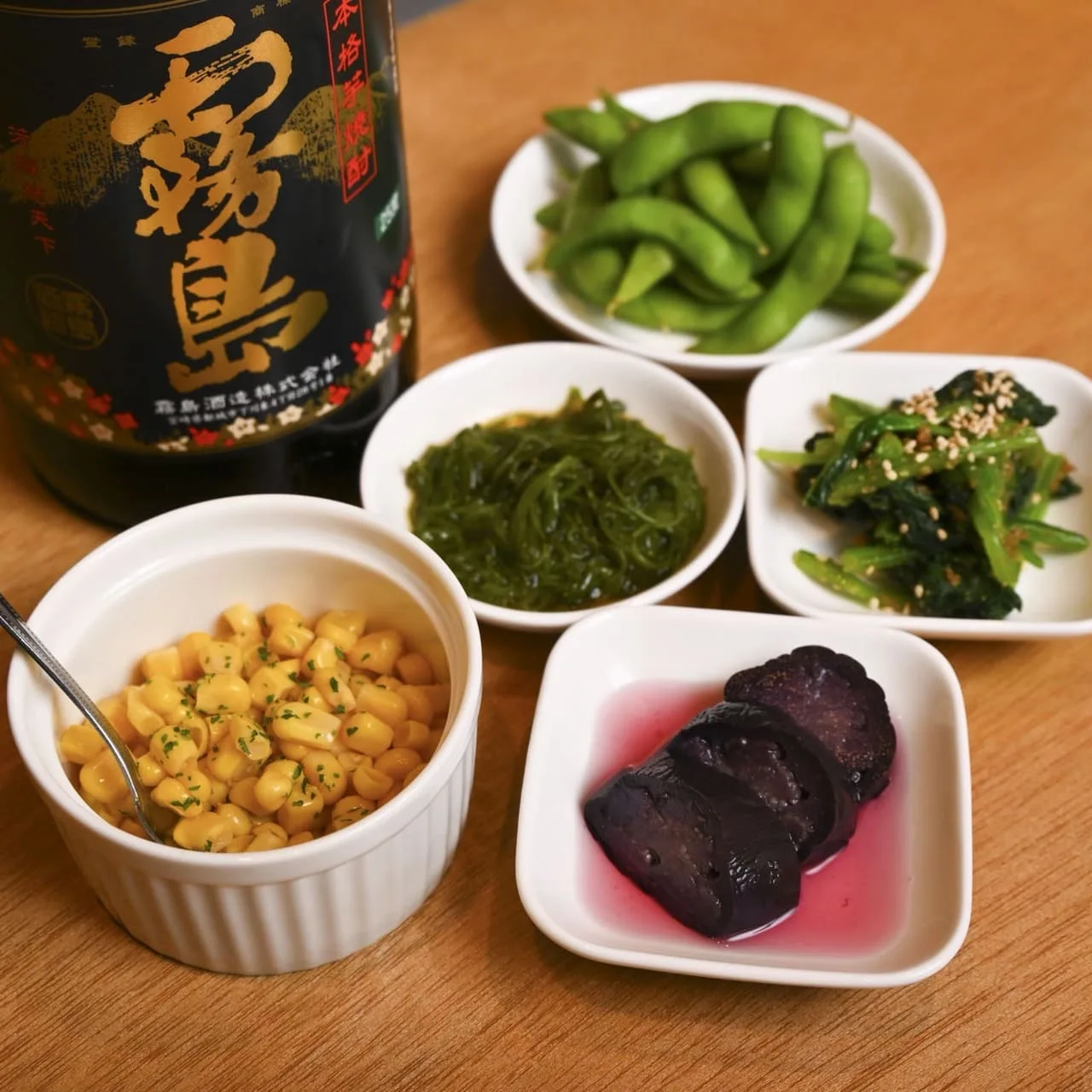 小鉢と焼酎で気軽に一杯、夜のカウンター
