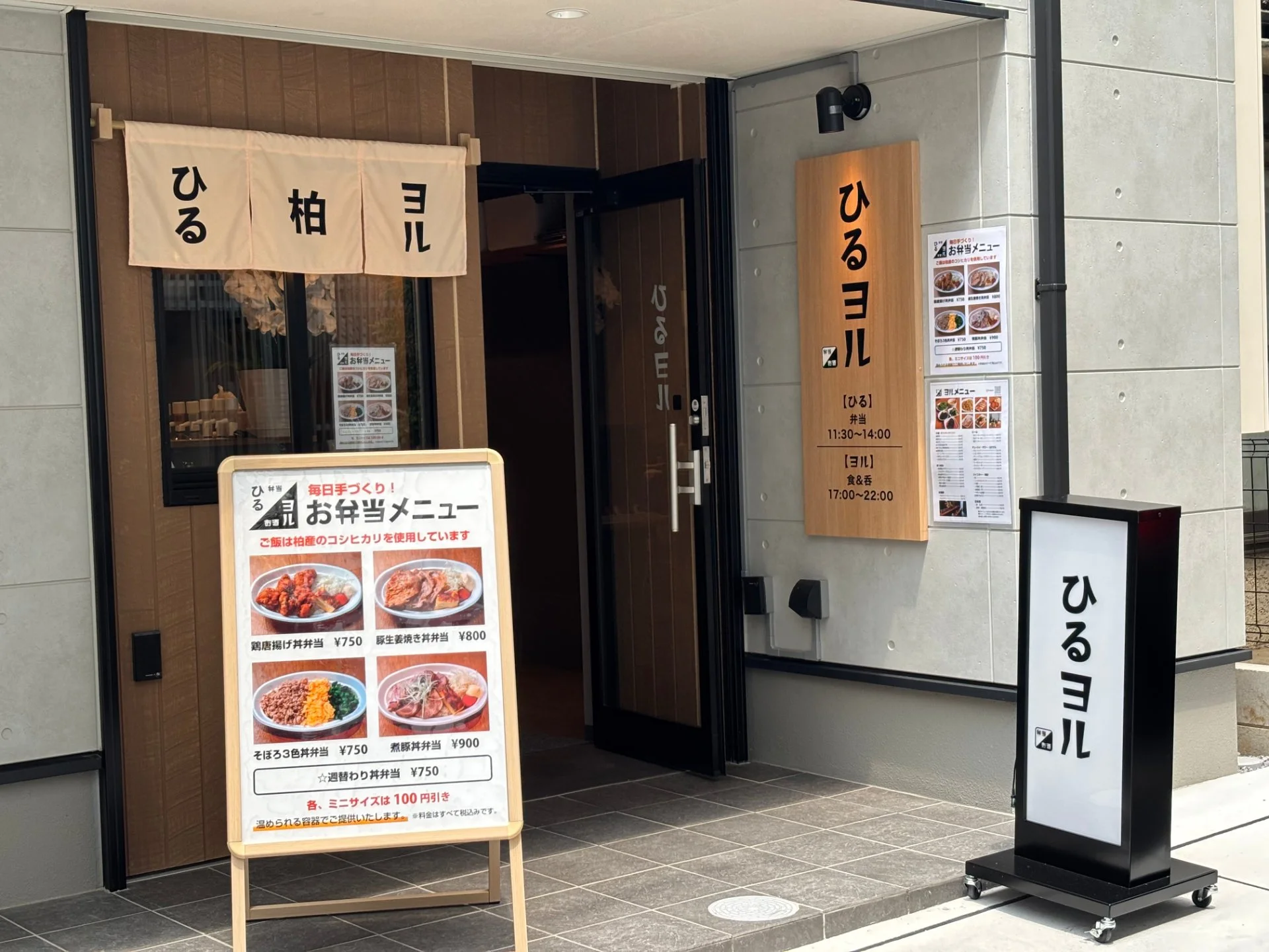 木のカウンターと胡蝶蘭が置かれた、白とグレー基調の明るい店内